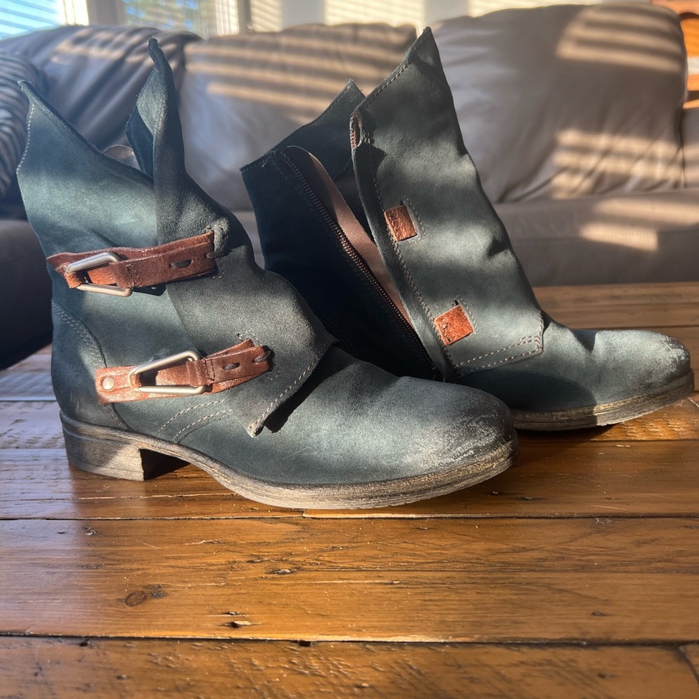 MJUS Women's Blue and Brown Suede Boots